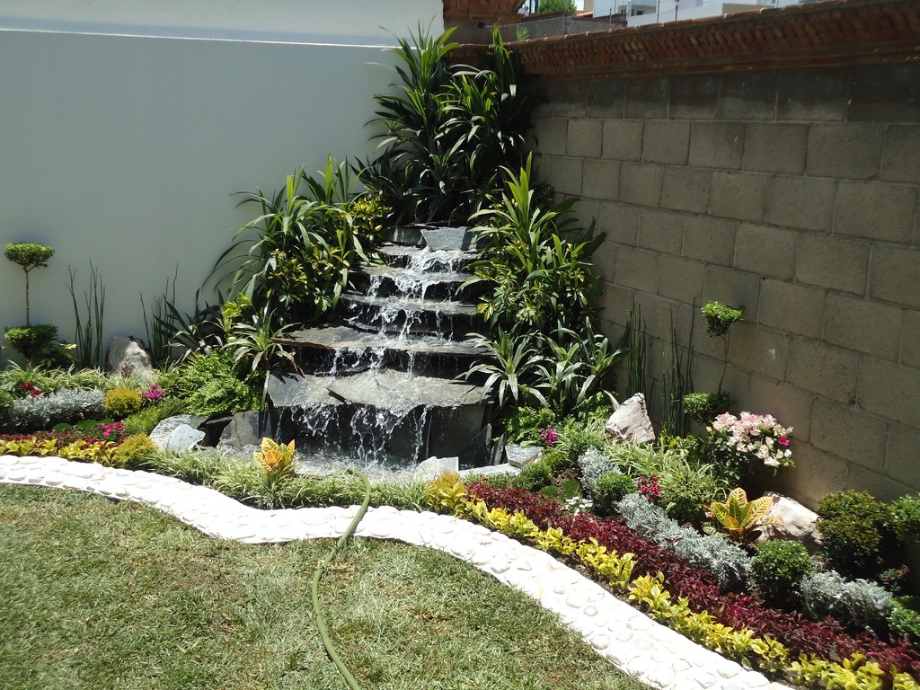 Cascada escalonada integrada en un jardín