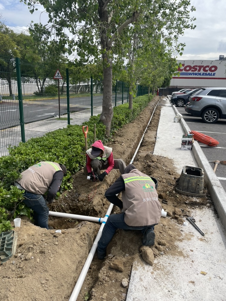 Instalación de tuberías de riego por el equipo de Crea Jardín
